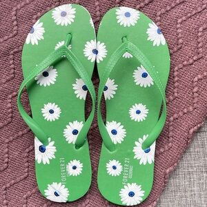 Women’s medium flip-flops in green with white and blue daisies